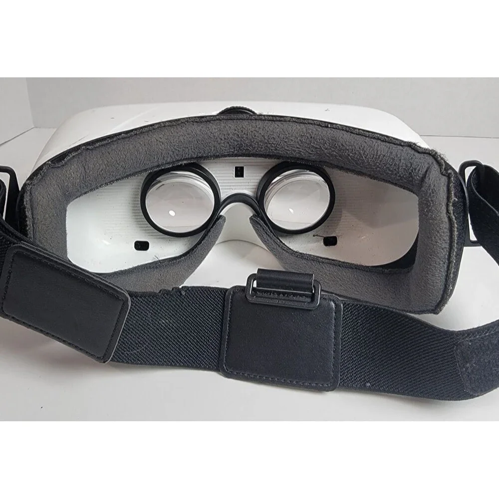 Samsung Gear VR SM-R322 Headset Powered Oculus White For Parts Repair Untested